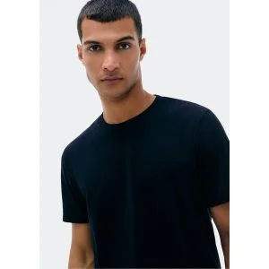 Camiseta Básica Unissex Manga Curta Regular World - Preto por R$54,99 na Hering (21% OFF)
